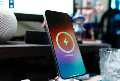 汉源苹果15换屏服务分享用什么充电器给iPhone15充电更好 